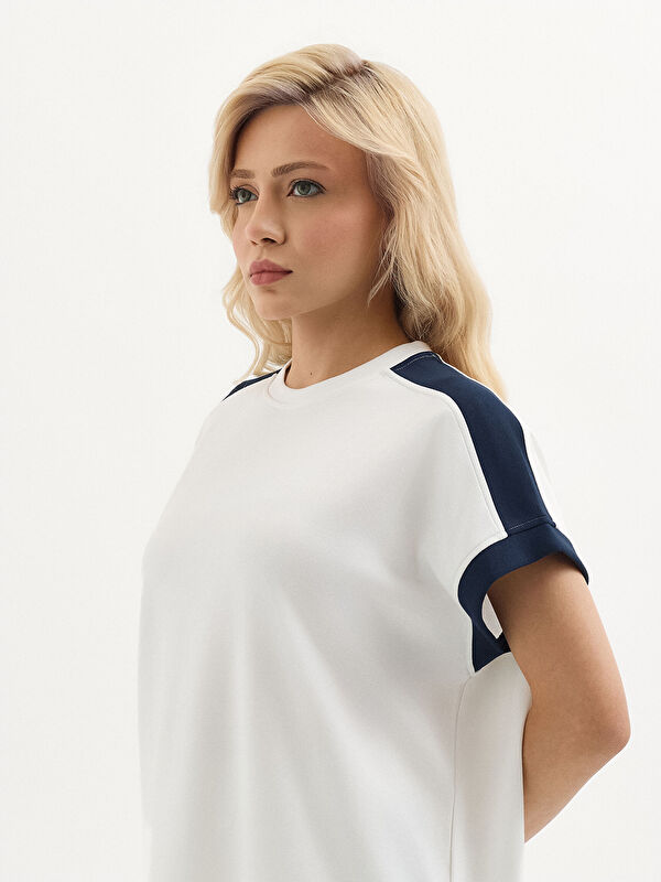 Kadın Beyaz Lacivert Detaylı Modal Karışımlı O Yaka Sweatshirt