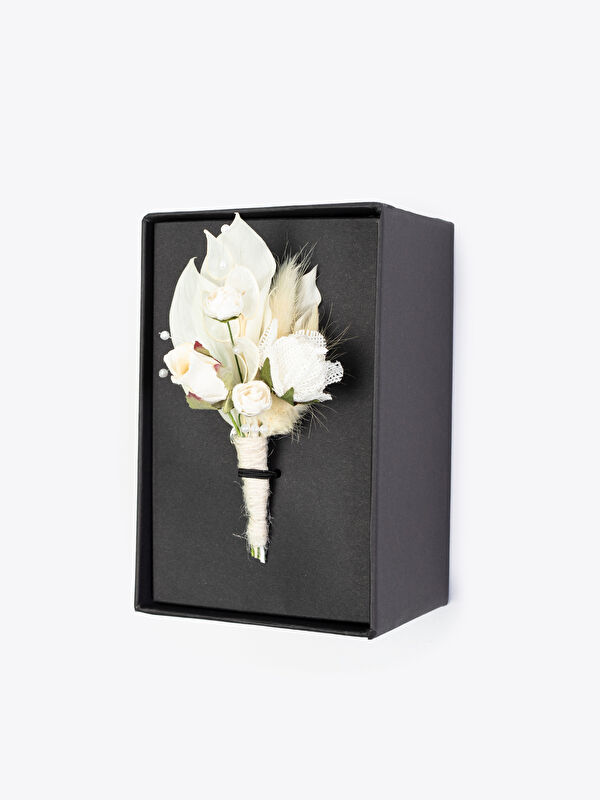 Erkek Ekru Yaka Çiçeği